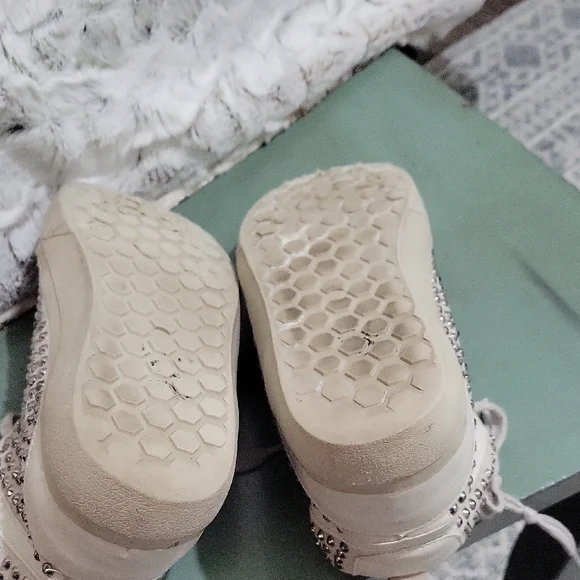 ShuShop Severine Sneaker Womens Sz 9 Cream Mid top, silver studs and White star - Picture 8 of 11